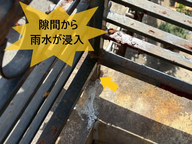 ベランダ笠木　隙間から雨水が浸入